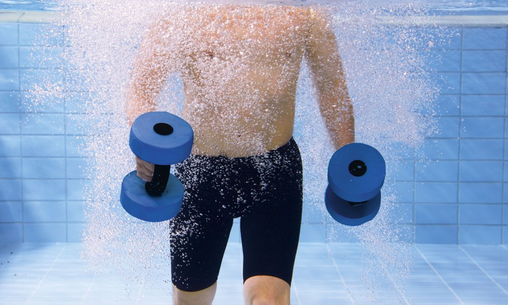 5 accessoires pour faire du sport à petit prix dans sa piscine cet été