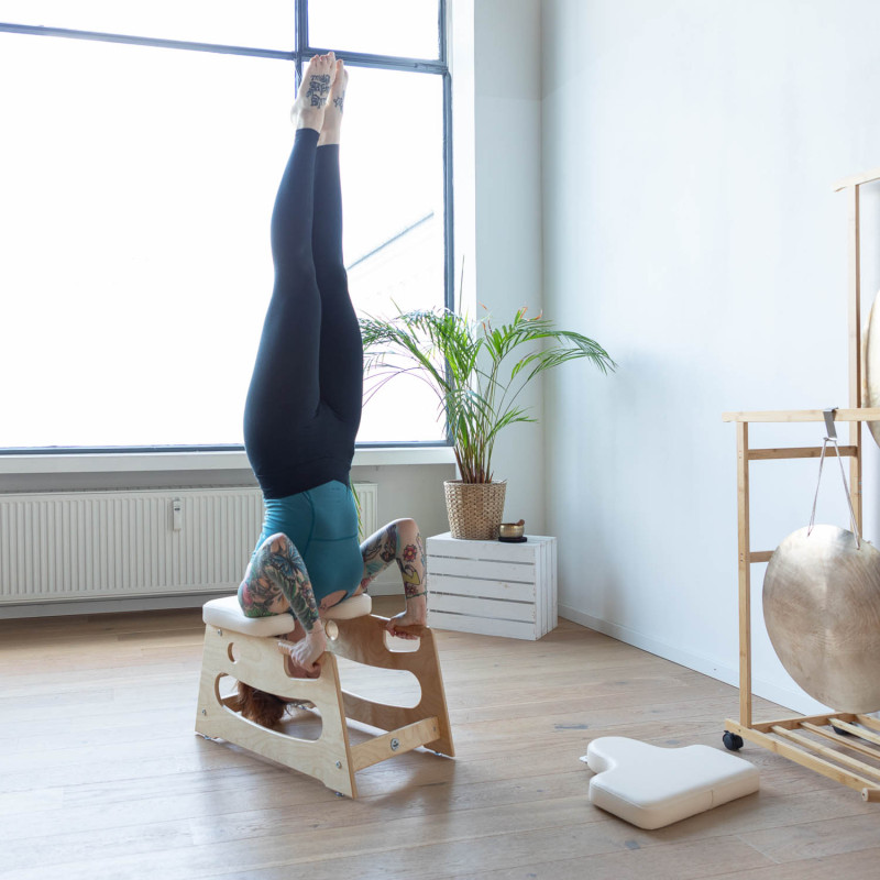 sirsc-kopfstandhocker-bodhi-yoga-anwendung-6.jpg